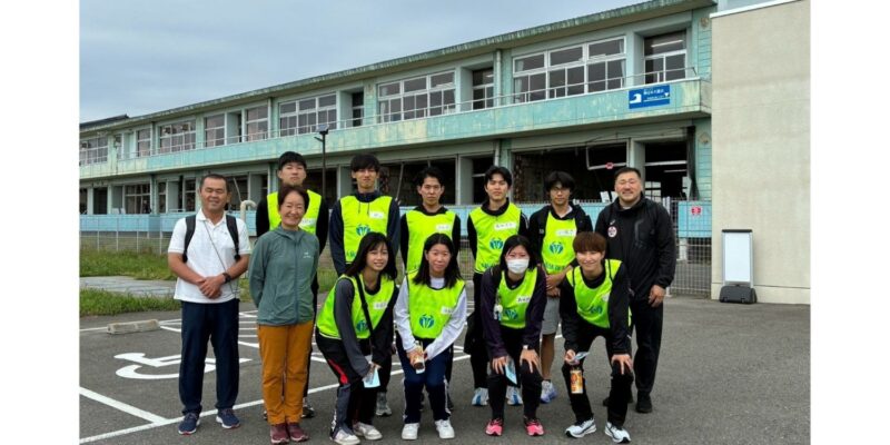 サンライズキャンプに参加した学生。1階部分が津波にのまれたが、児童全員が無事だった震災遺構の請戸小学校(福島県浪江町)を見学した 【大阪体育大学】