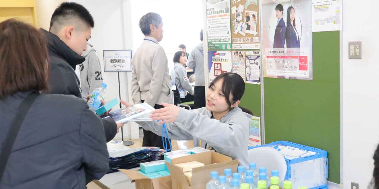 受付でボーキャンズの学生スタッフがお出迎え