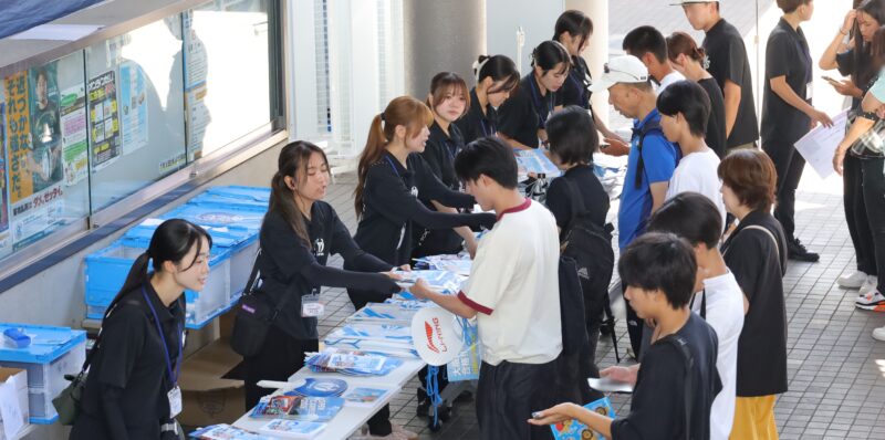 来場すると、ボーキャンズが受け付けでお出迎え