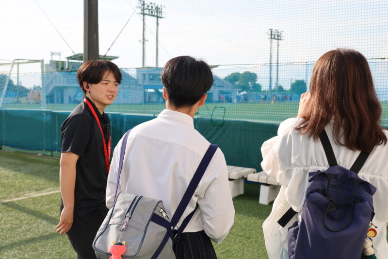 キャンパスを案内する、Bow!can’sの西村颯知（にしむら・そうち）さん（スポーツ科学部3年、兵庫・北条高校）
