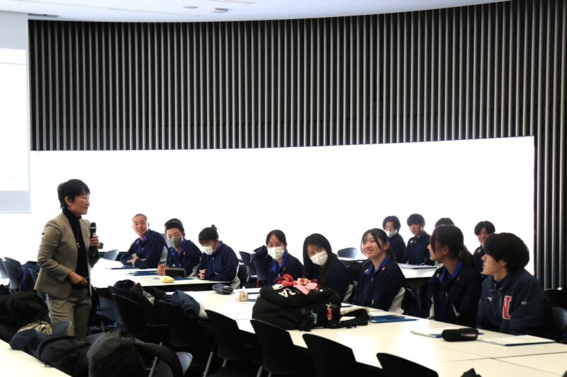 模擬授業でグループ発表する生徒たち
