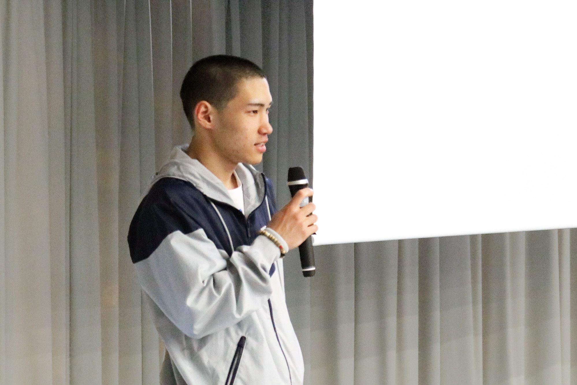 挨拶をする竹内蒼空さん（スポーツ科学部2年）