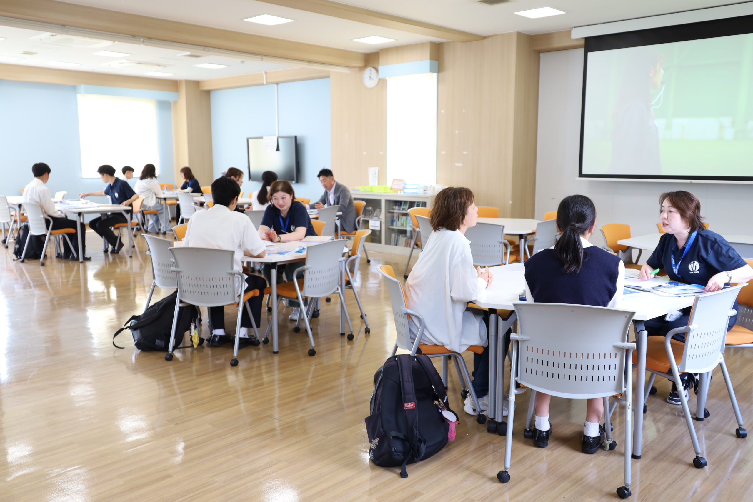 入試やクラブ活動、キャリア支援などについて入試部のスタッフが一組一組丁寧に説明します