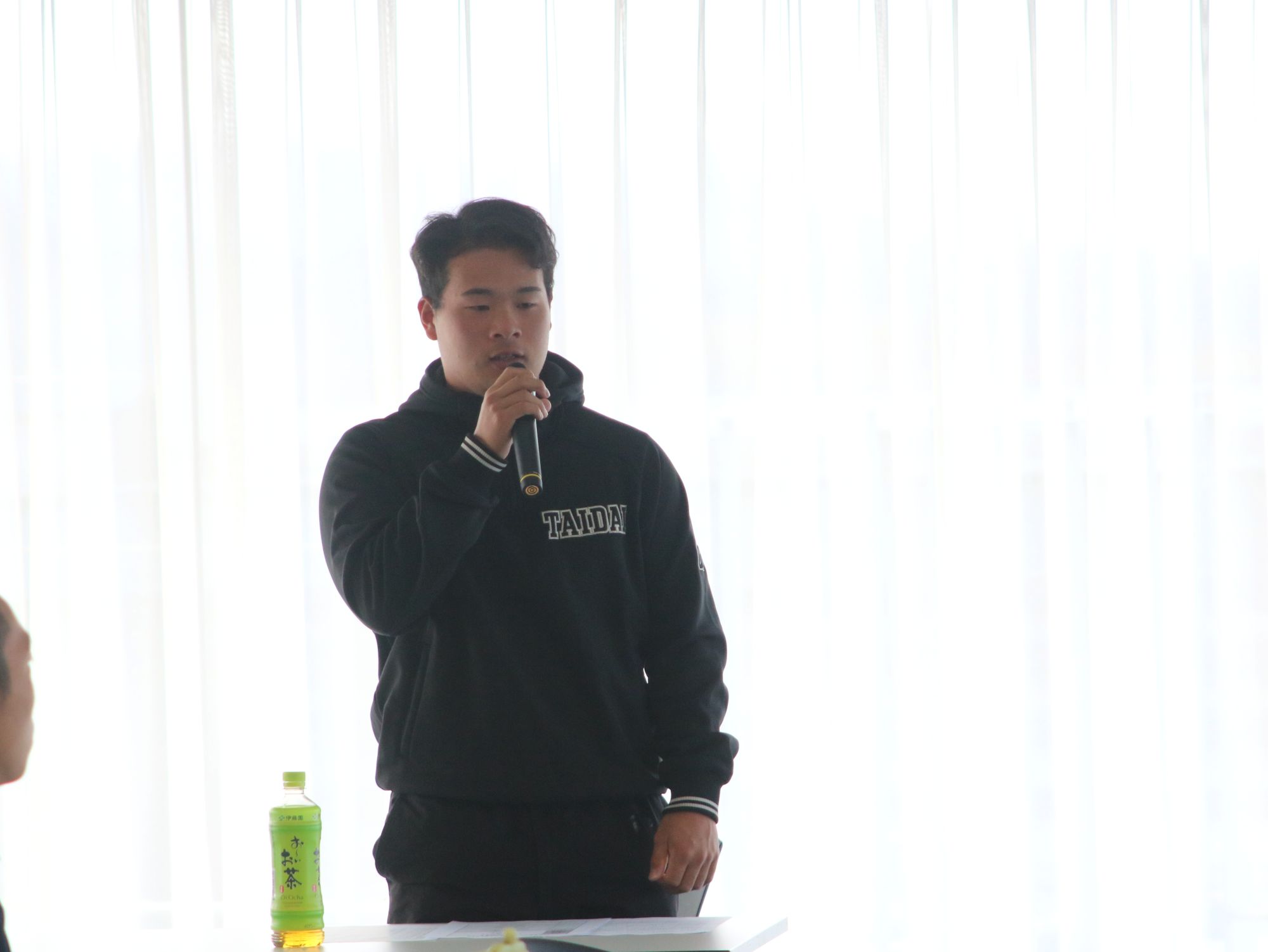 後輩にアドバイスをする金澤大和さん(スポーツ科学部1年・硬式野球部男子)