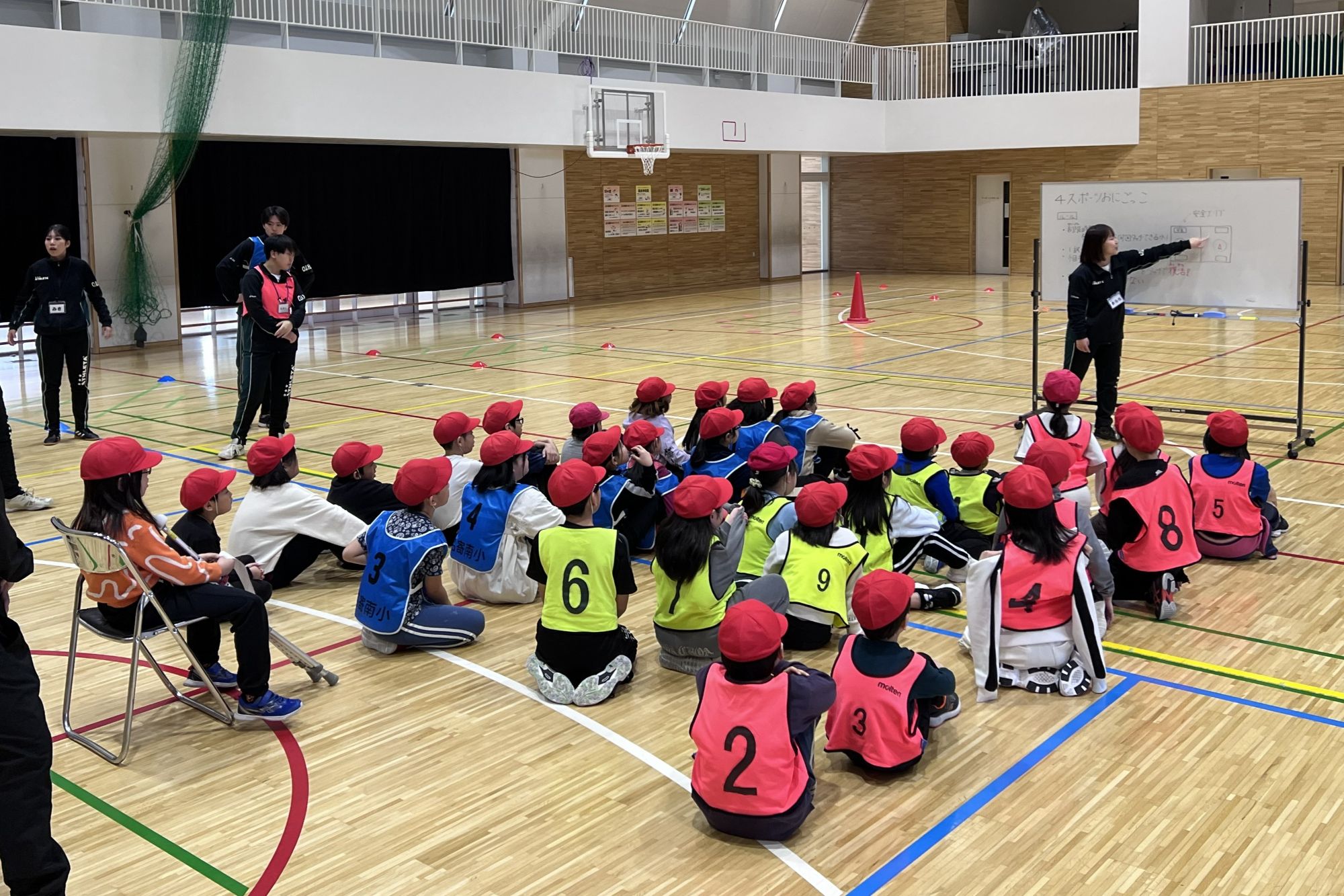 学生たちが児童にルール説明を行います