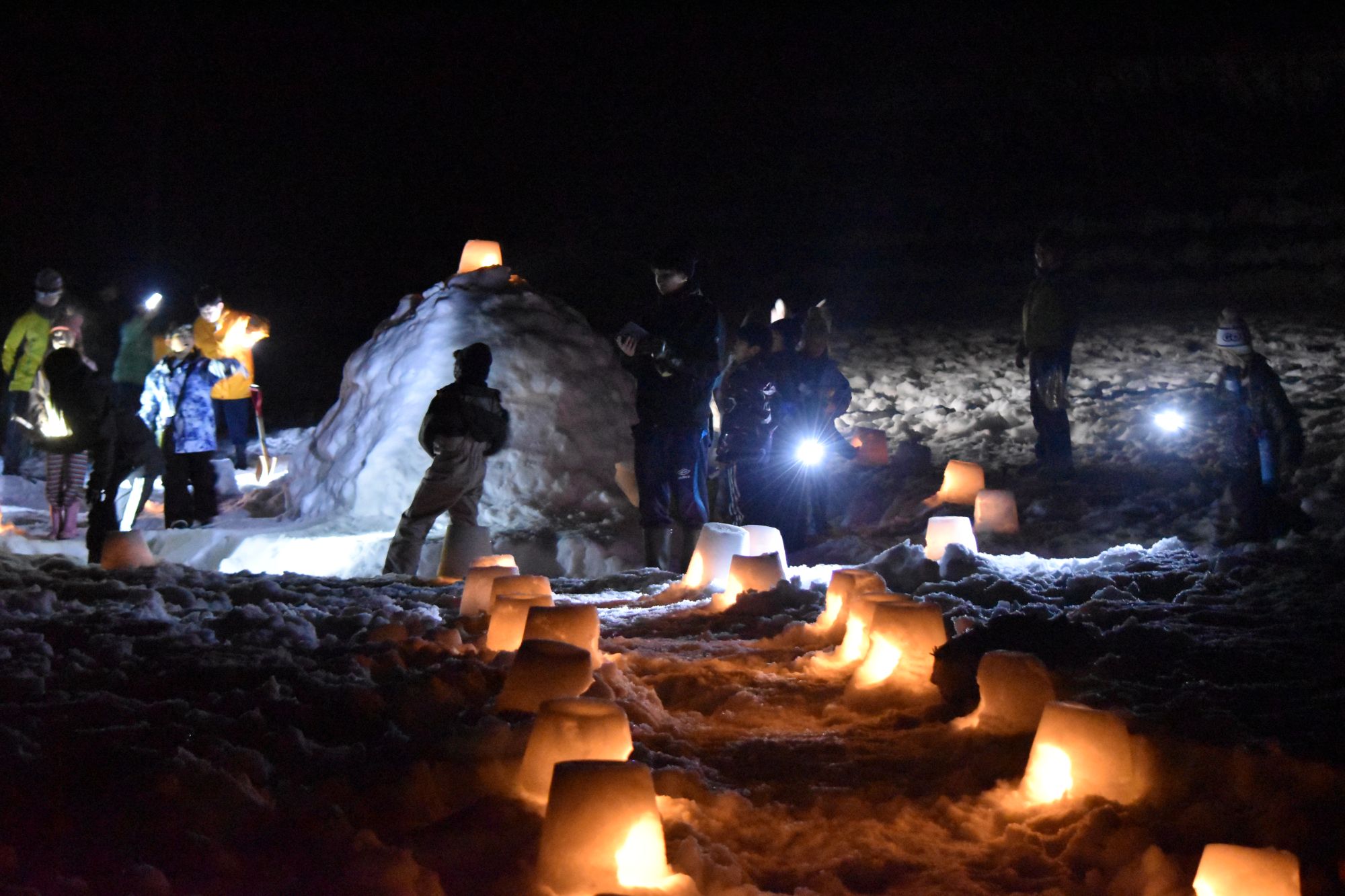 キャンドルを灯し幻想的なナイトハイク