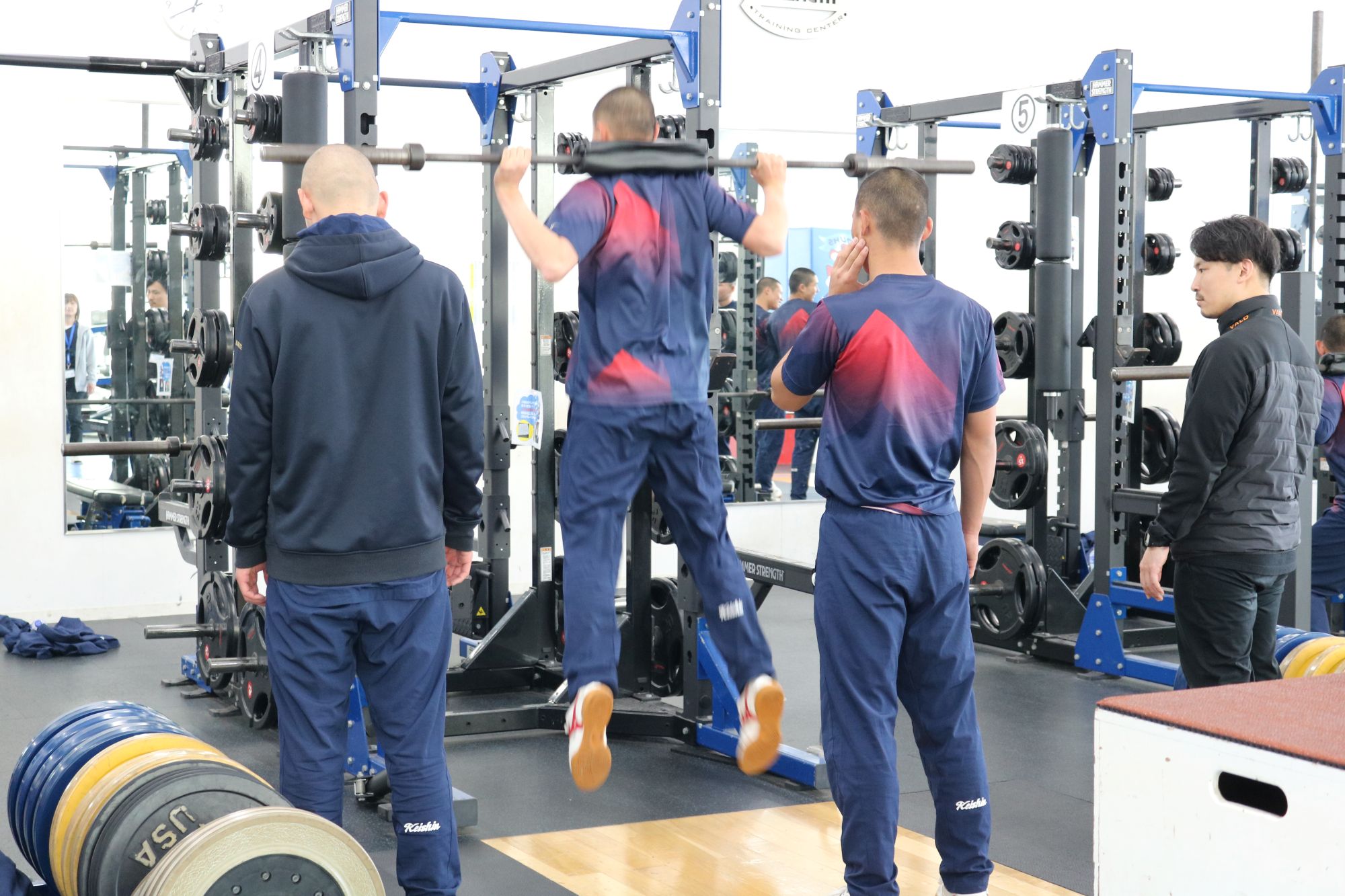 S＆Cコーチから、「高く跳ぼう」とアドバイスを受ける生徒たち