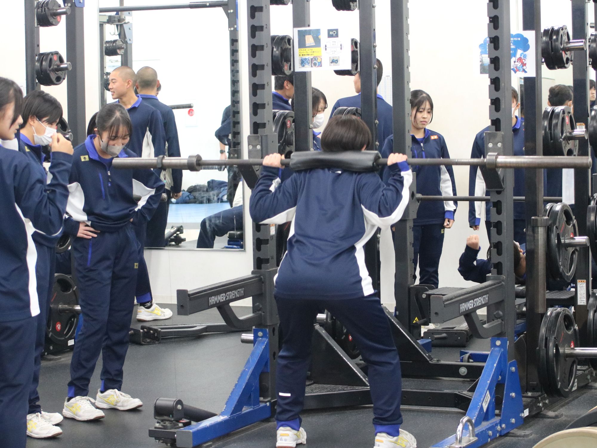 スクワットラックを体験する生徒たち