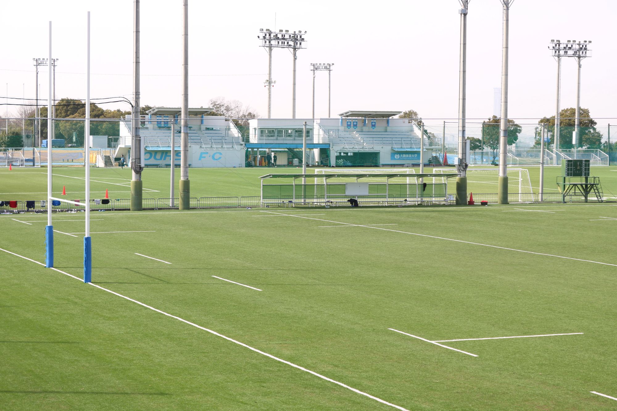 多目的グラウンドに向かう坂の途中から、ラグビー場とサッカー場を一望