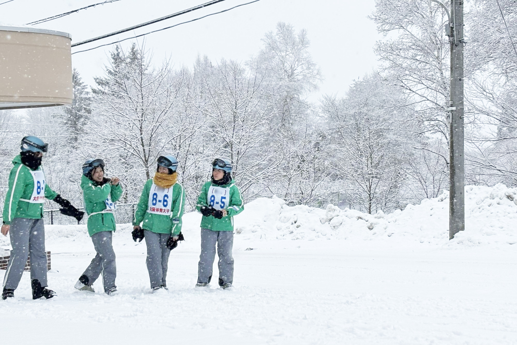 班のメンバーと一緒に行動します