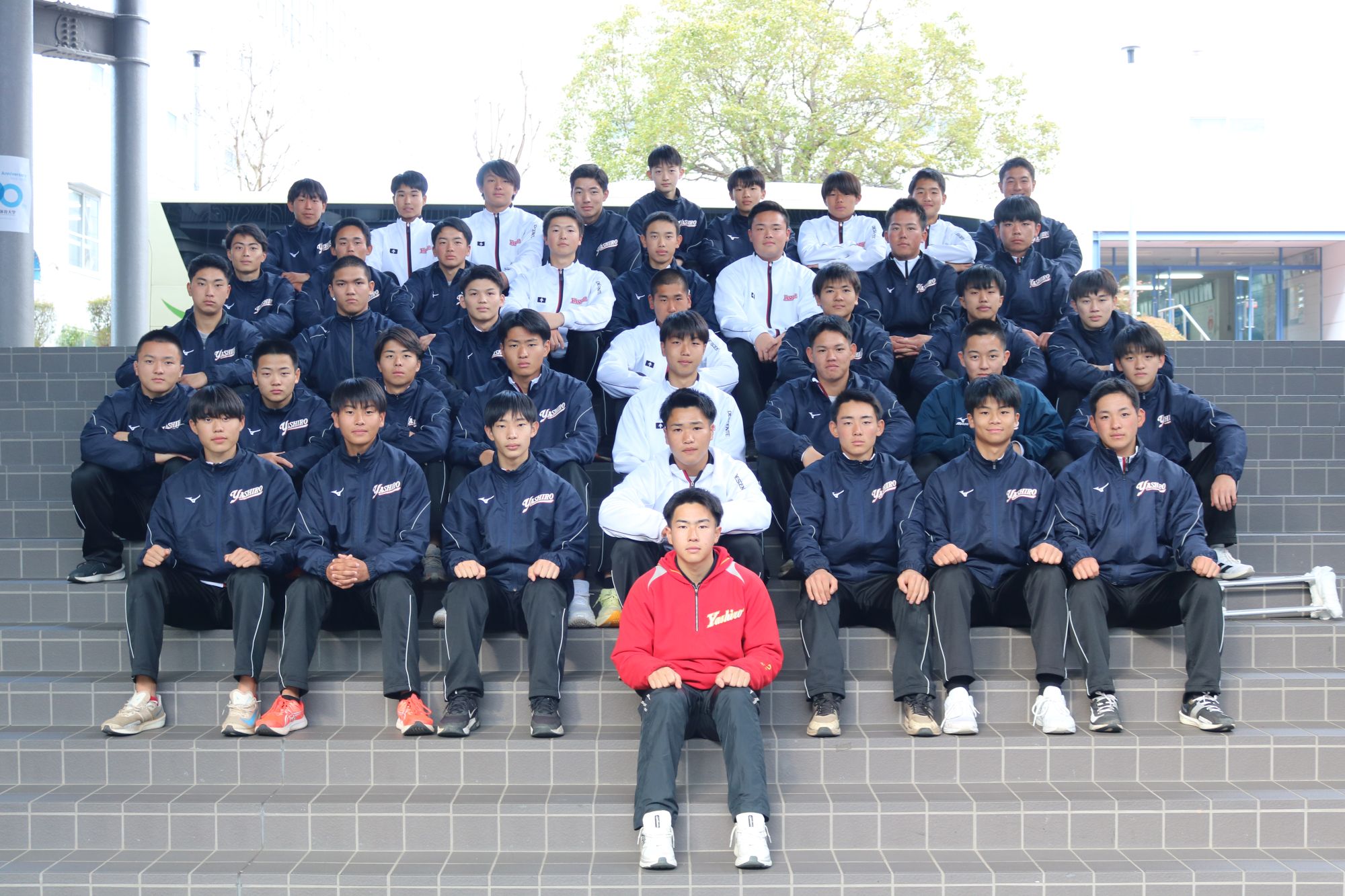 社高校の「Y」をイメージし、先輩と一緒に記念撮影