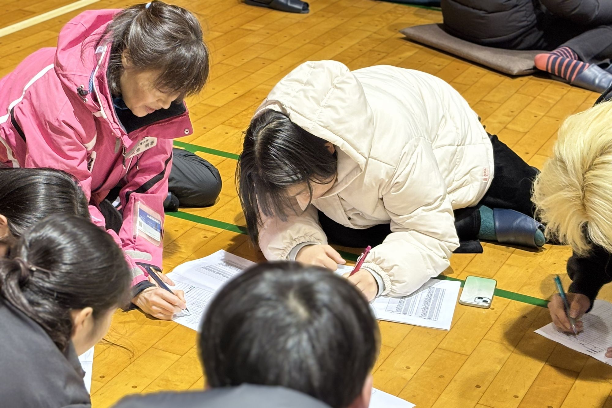 夜にはグループミーティングでさらにつながりを深めます