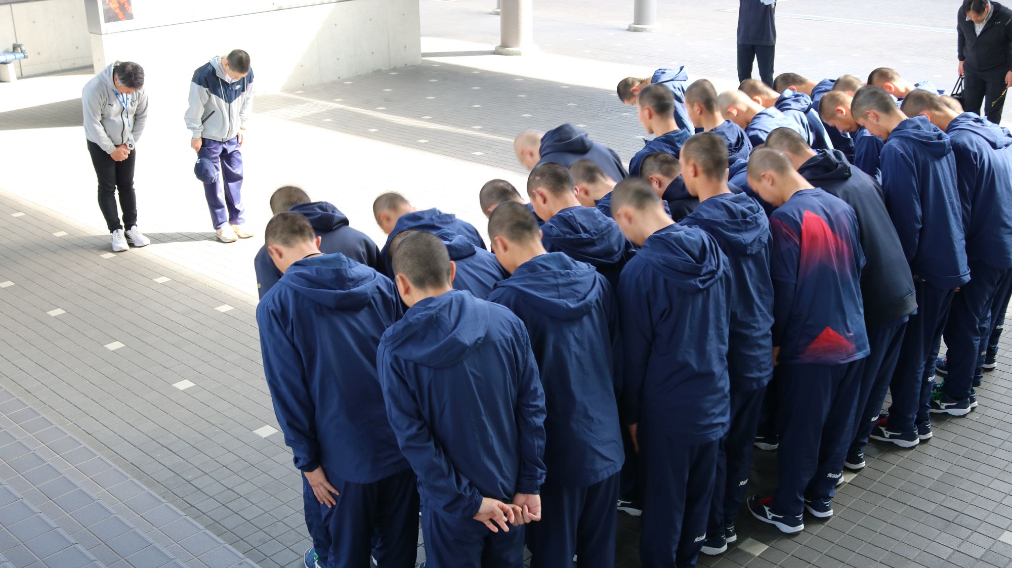 高校生からの「ありがとうございました」に、互いにお辞儀