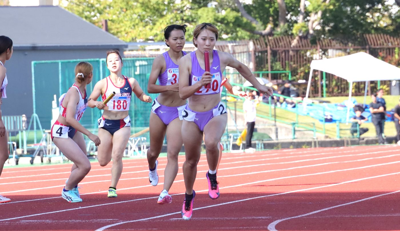 女子４×400㍍リレー。２走・中町怜生からバトンを受ける３走・青山ひより
【大阪体育大学】