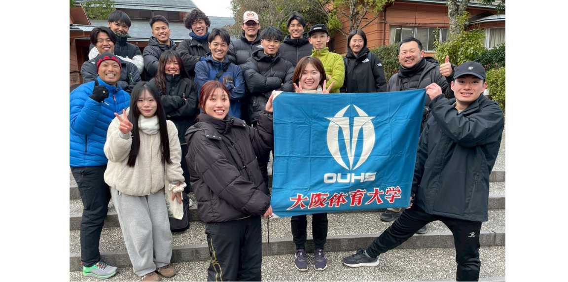 キャンプに参加した德田真彦講師（左端）と大阪体育大学生 【大阪体育大学】
