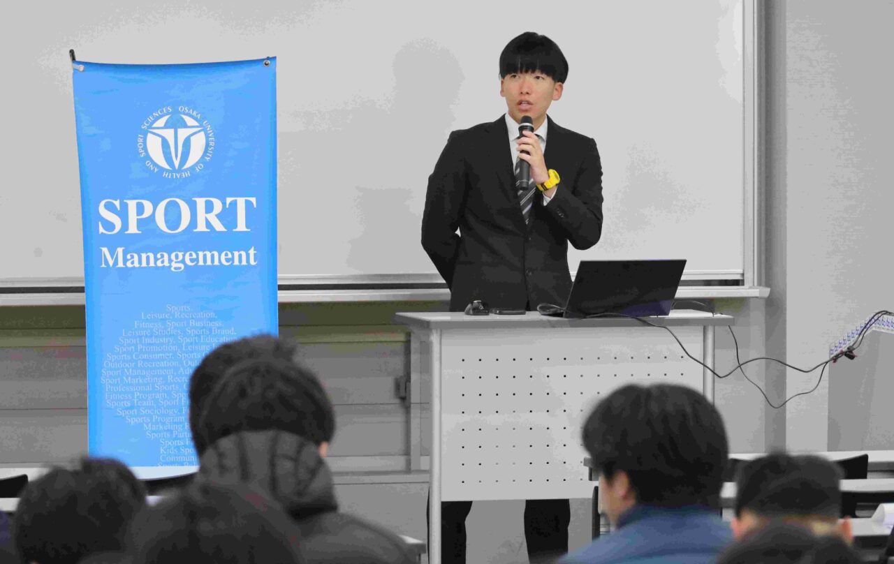 発表する岩本優人さん（体育学部４年、和歌山・耐久高校）。演題は「サーフィンツーリストのディスティネーション（目的地）イメージ～2025東洋町杯波乗り大運動会の事例～」
【大阪体育大学】