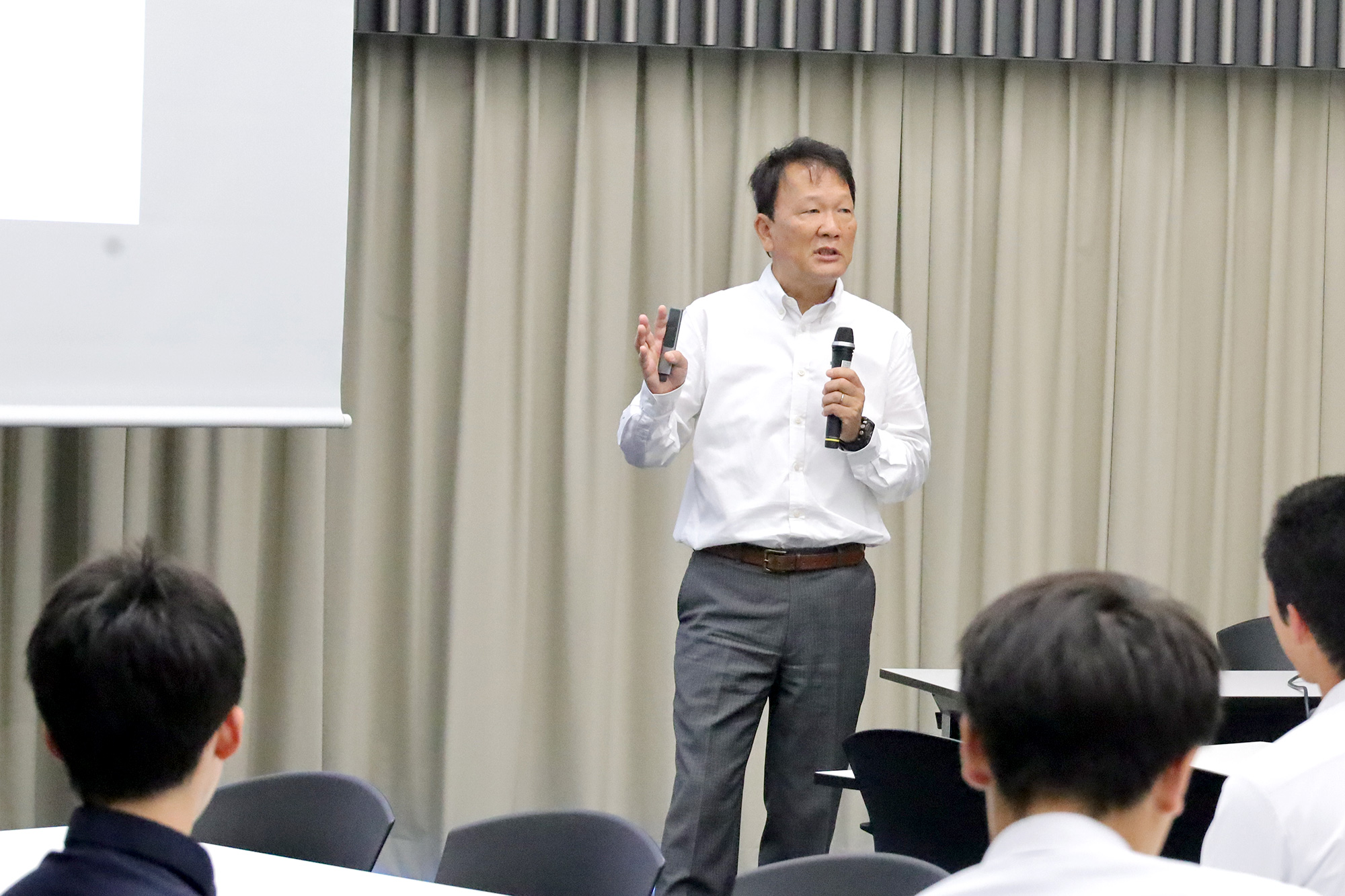 「スポーツマネジメントを学ぶ」と題して模擬授業をする冨山浩三教授