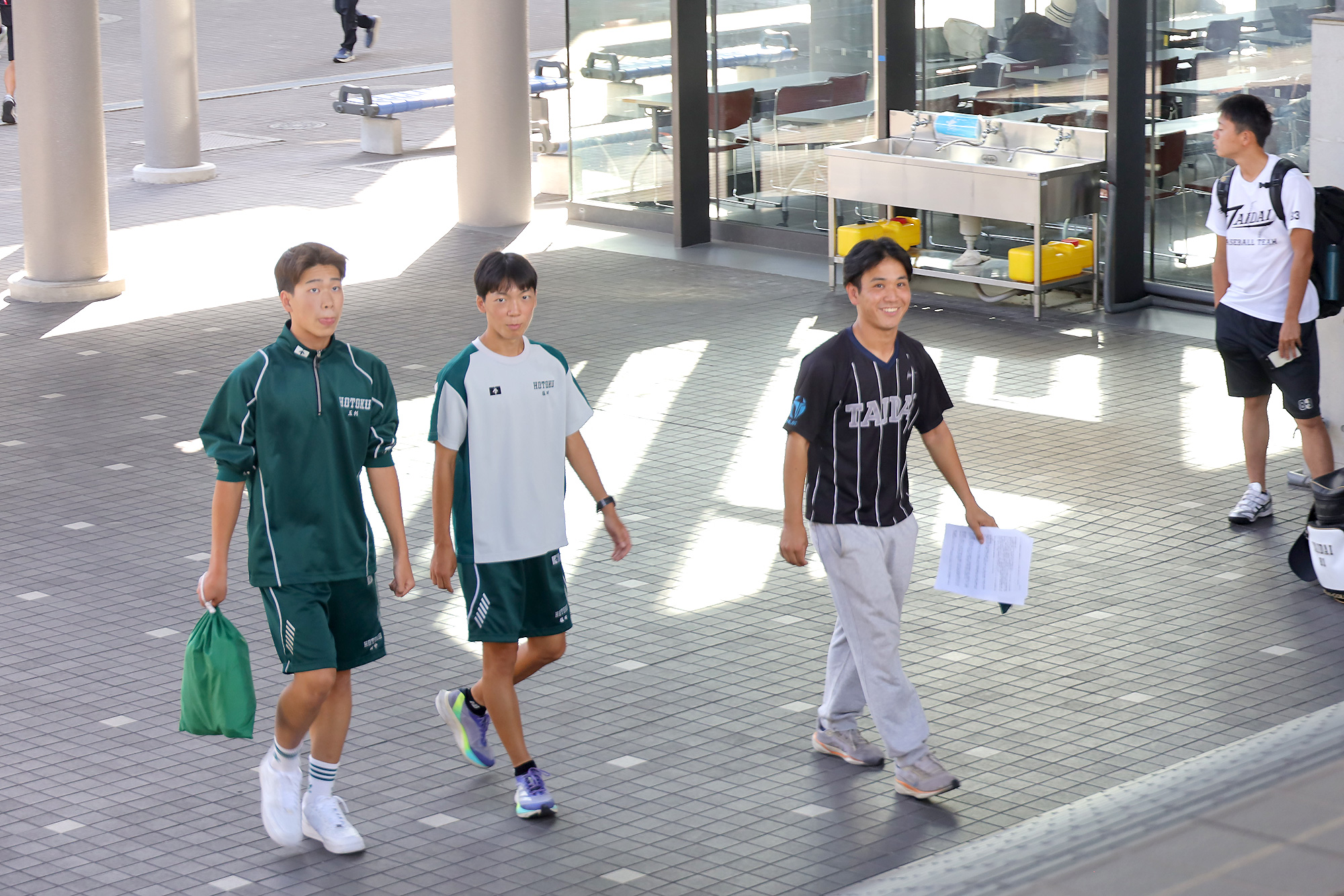 報徳学園OBがキャンパスを案内