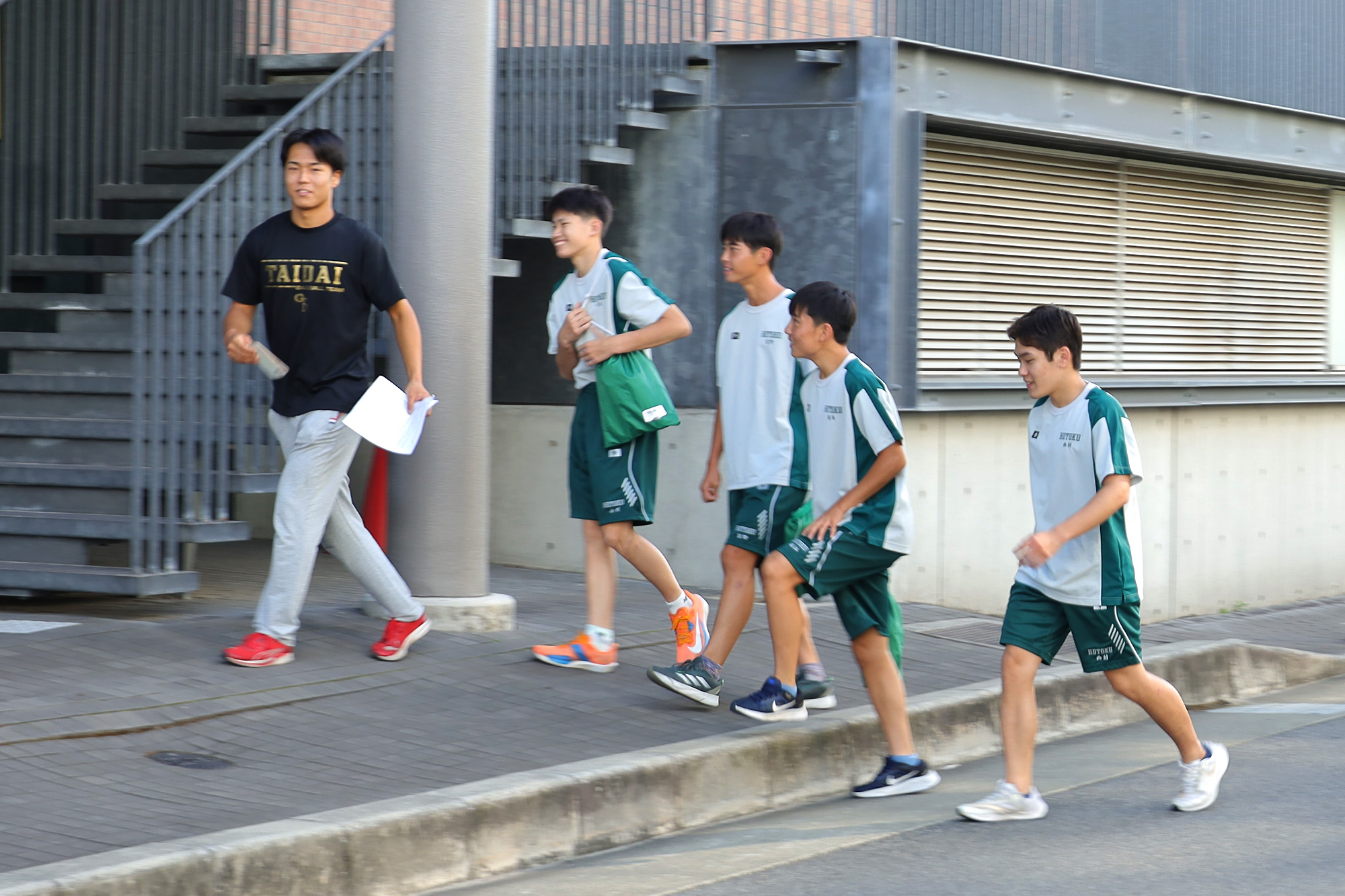 報徳学園OBがキャンパスを案内