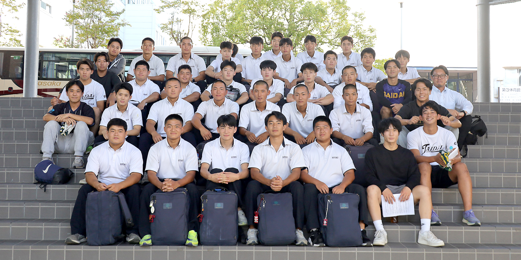 先輩と一緒に集合写真（報徳学園高校）