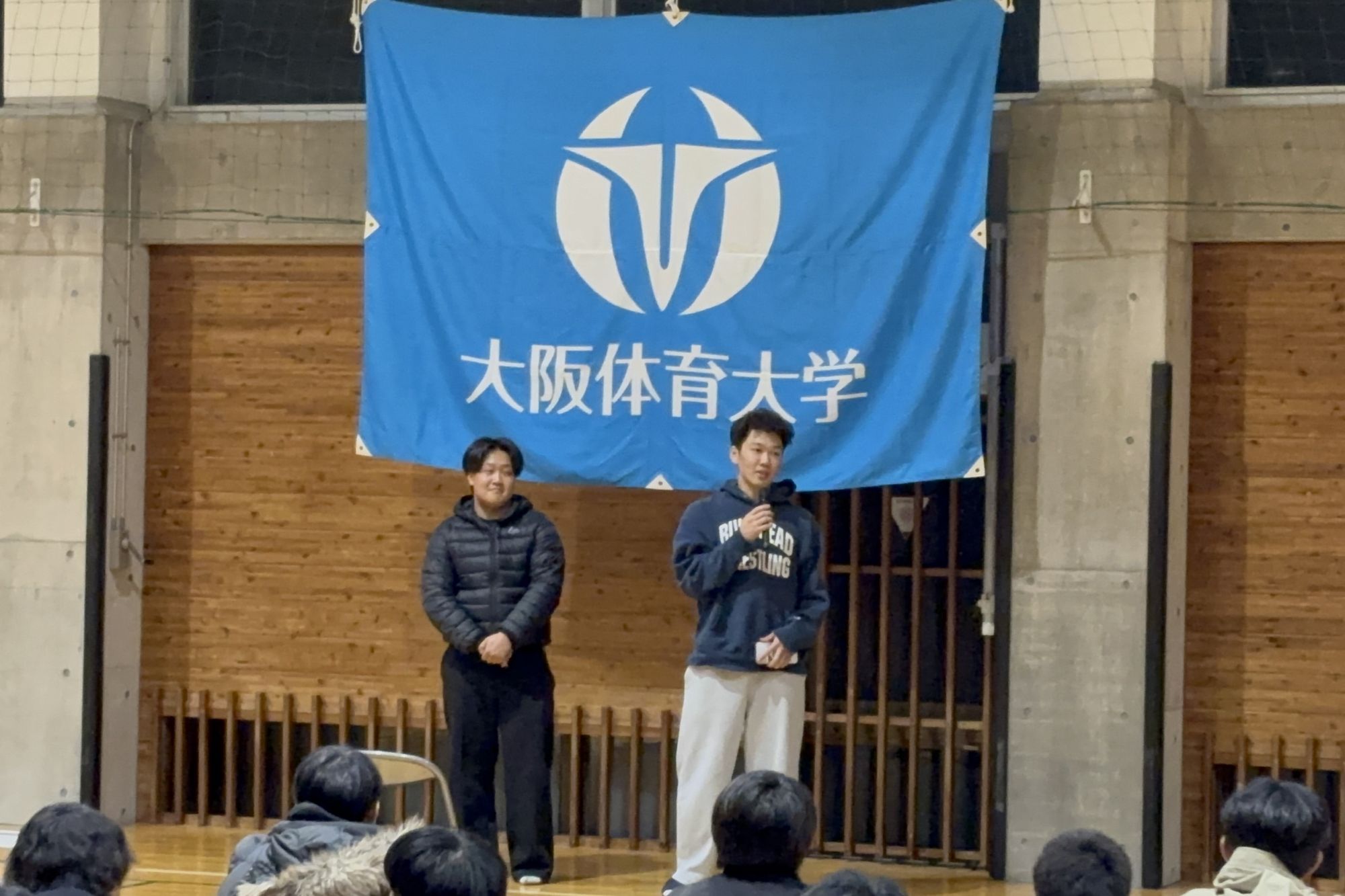 先生方へ感謝を伝える清水さん(左)、河村さん(右)