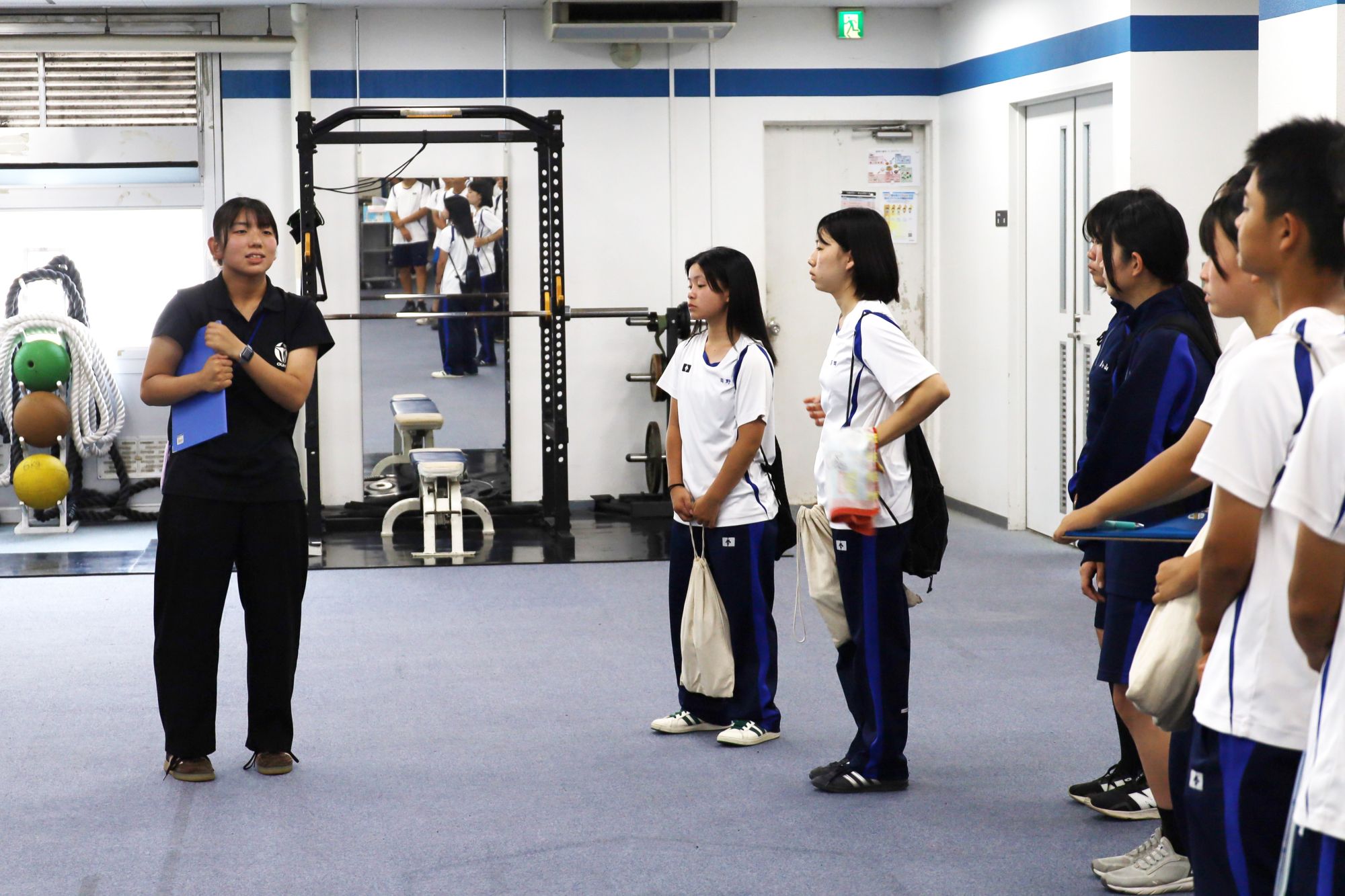 キャンパスを案内する井内菜摘さん(教育学部3年、大阪・近畿大学附属高校)
