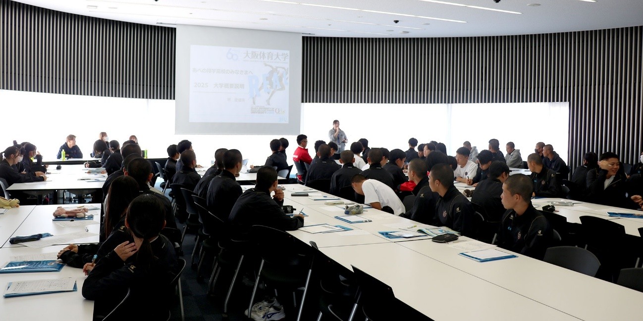 入試部スタッフから大学の概要説明を受ける