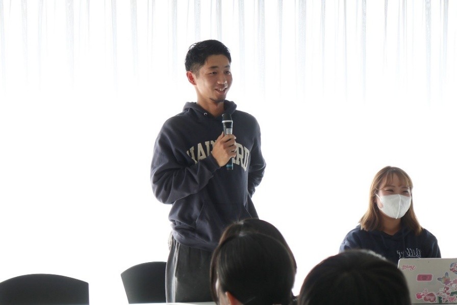 同校OBの伊藤楓芽さん（教育学部2年・保健体育教育コース、軟式野球部男子主将）が本学の長所を伝える