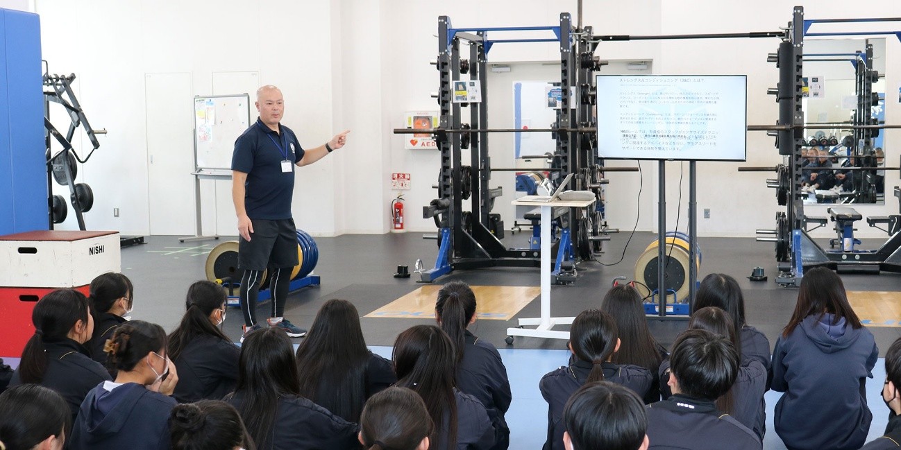 トレーニングする意義を説明する菊地真也S&Cディレクター