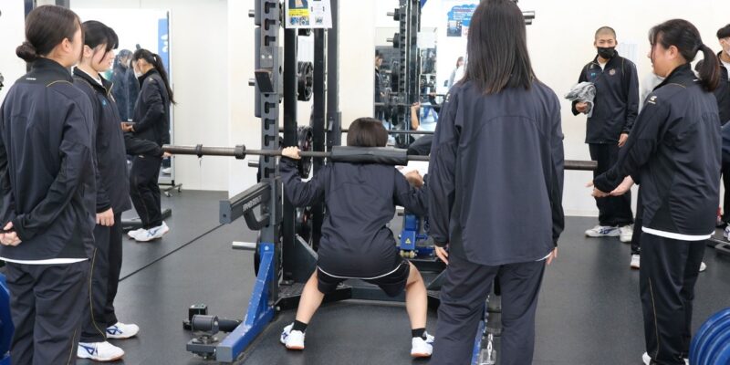 S&Cルームでウエイトトレーニングマシンを使ってトレーニング体験