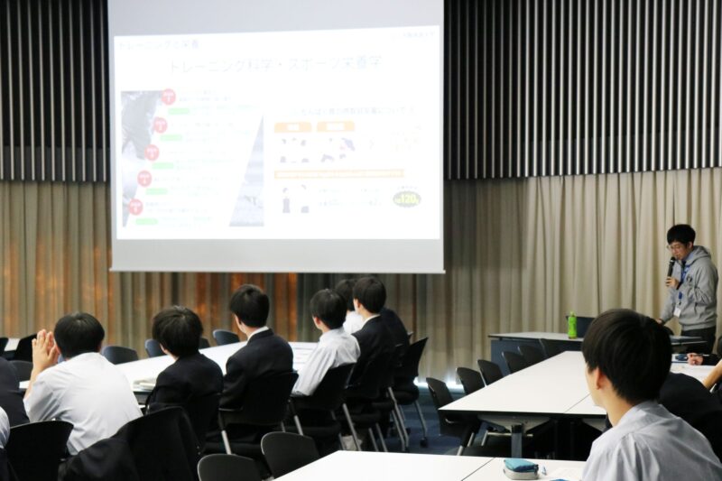 入試部スタッフから大学の特徴についての説明を真剣に聞く生徒