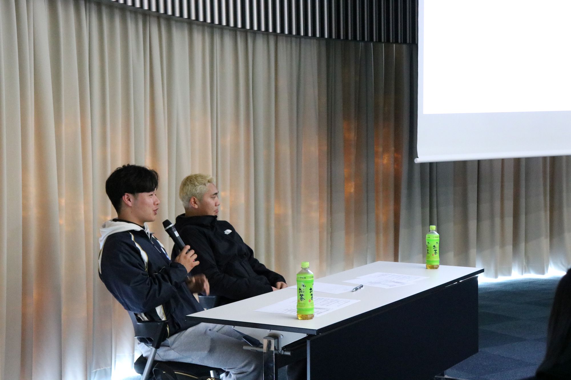 大学生活の様子などを生徒たちに伝える大重颯太さん(おおしげそうた・スポーツ科学部1年・尼崎西高校)