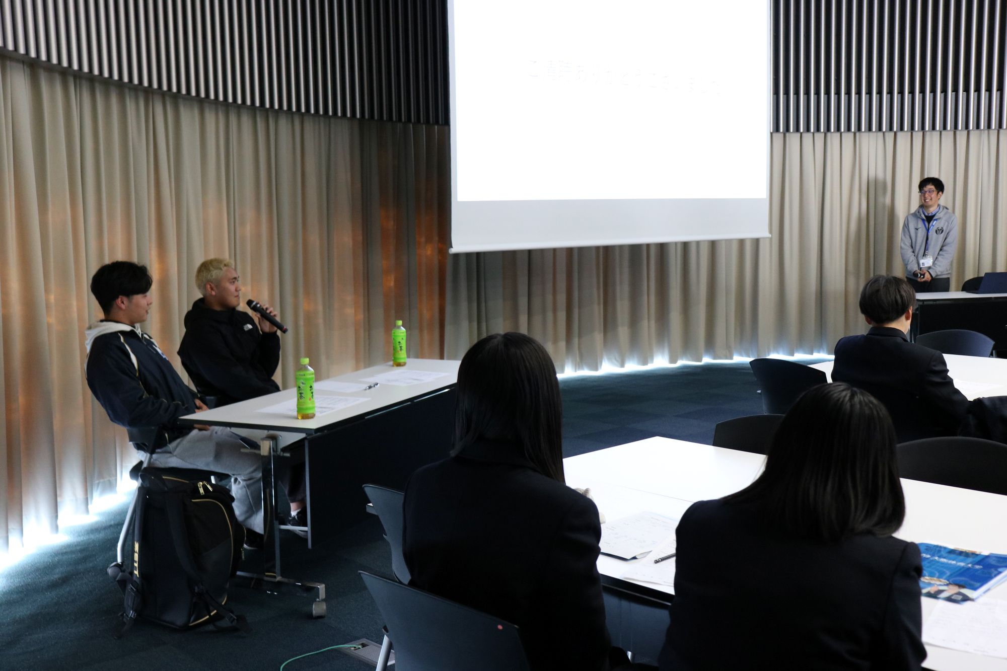 生徒たちからの質問に答える西田拓哉さん(教育学部1年・尼崎西高校)