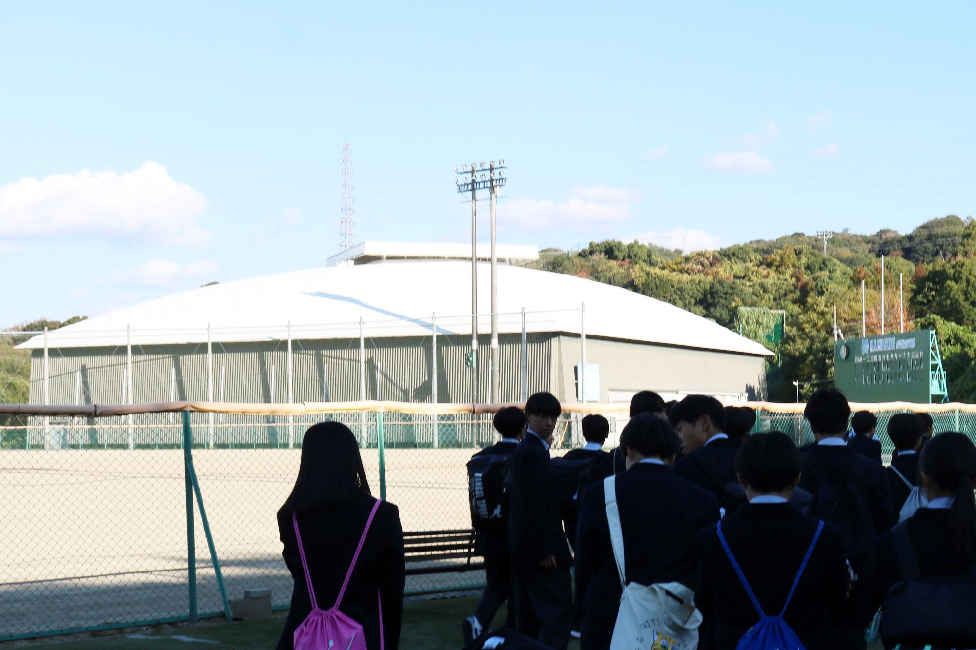 大学では全国屈指の広さを誇る屋内野球練習場、野球場を見学