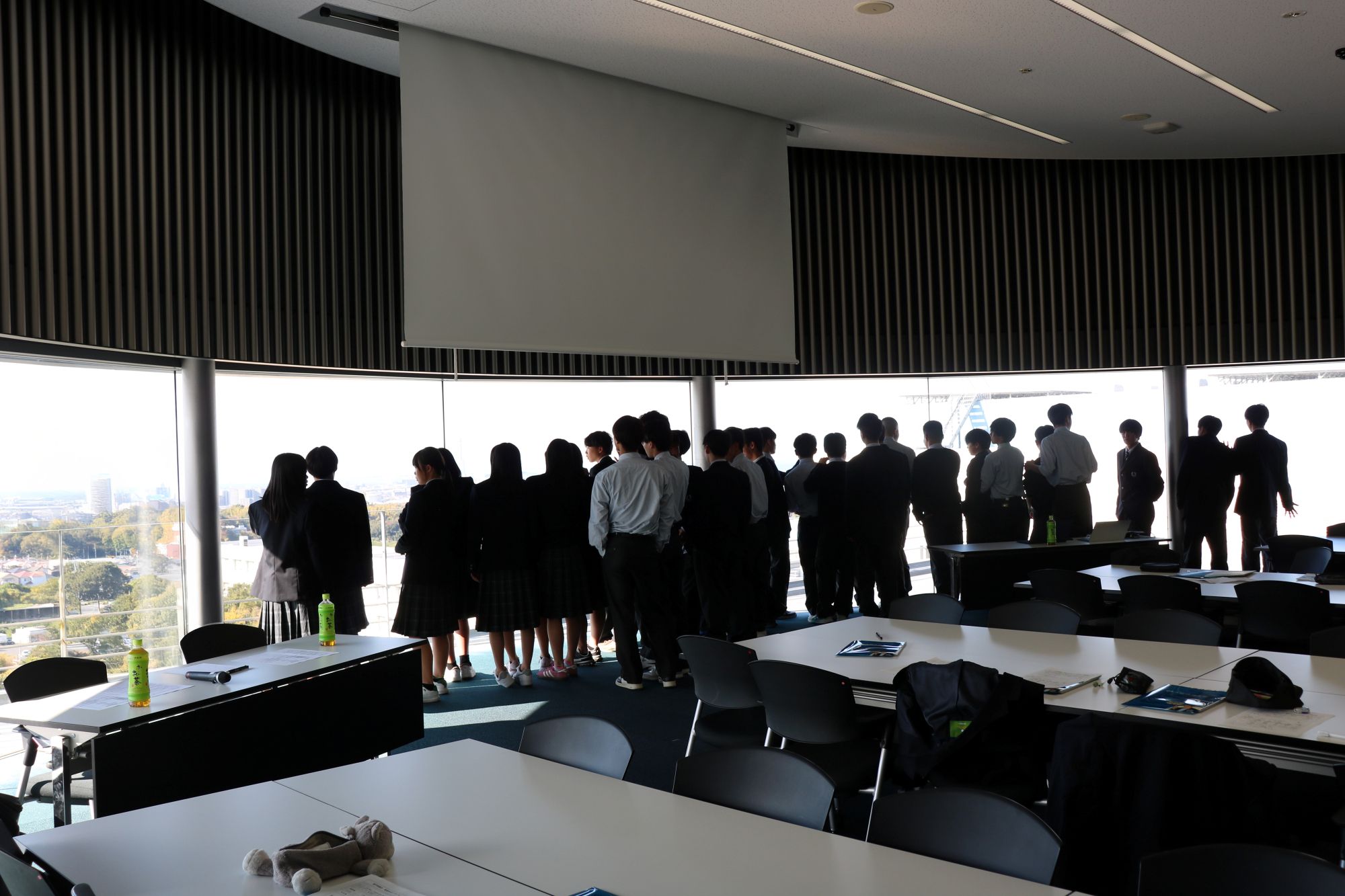 中央棟7階大会議室からの眺望を楽しむ高校生