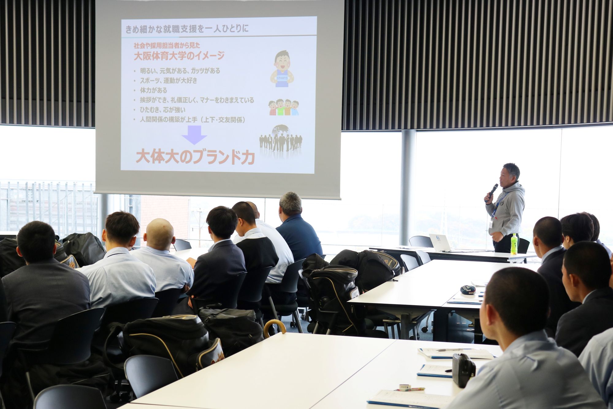 入試部スタッフから就職支援について説明を聞く生徒