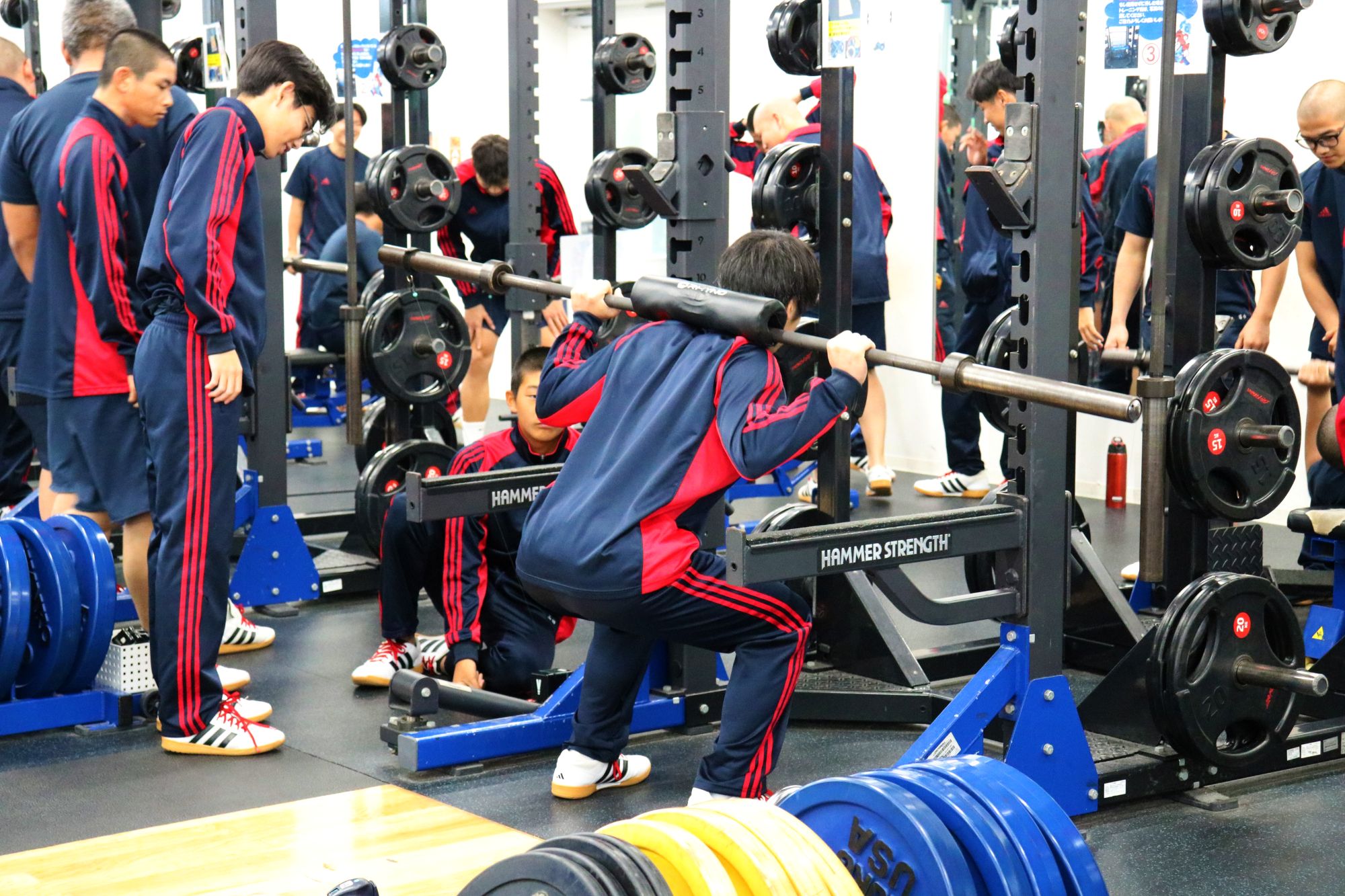 約1,200㎡の広さを誇るS＆Cルームでウエイトトレーニングを体験