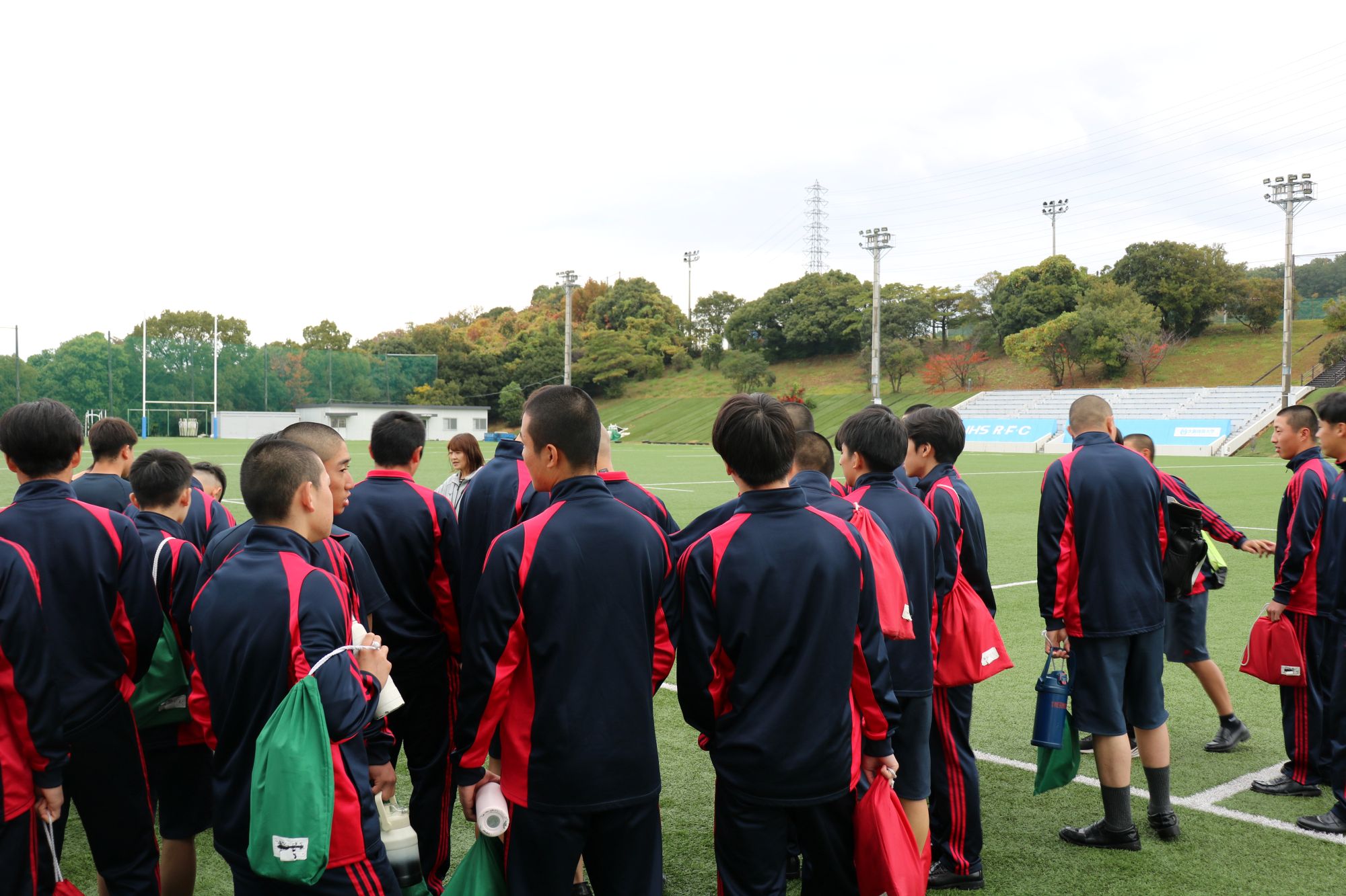 世界で初めて国際ラグビーボードから公式認定された人工芝ラグビー場で芝の感覚を確かめる