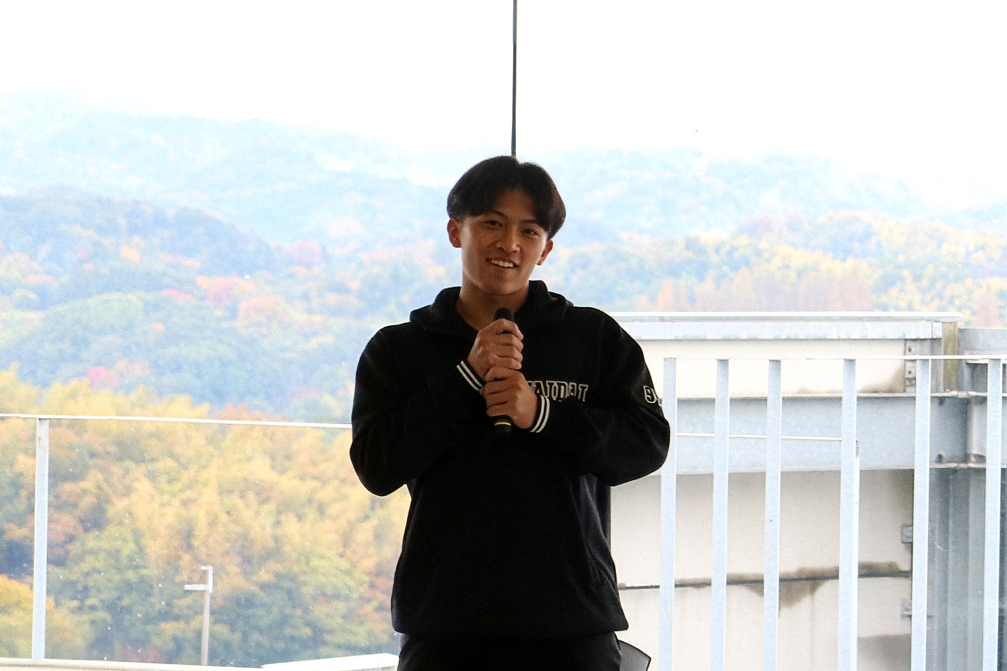 笑顔で挨拶する長岡結翔さん（ゆいと・教育学部1年・大阪電気通信大学高校）