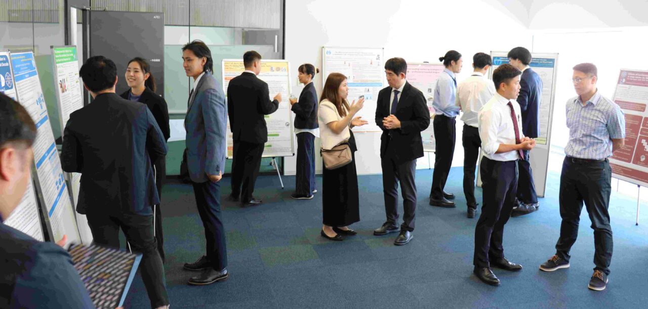 中会議室で行われた両大学によるポスター発表 【大阪体育大学】