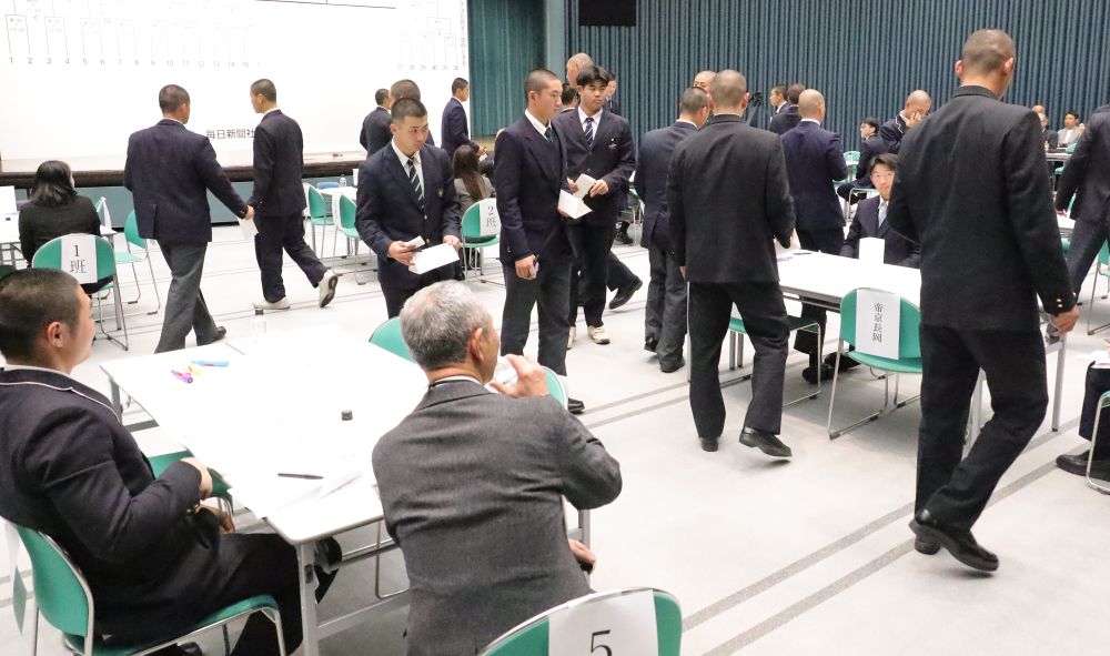 討議タイムが終わると、３人が他の班に移動 【大阪体育大学】