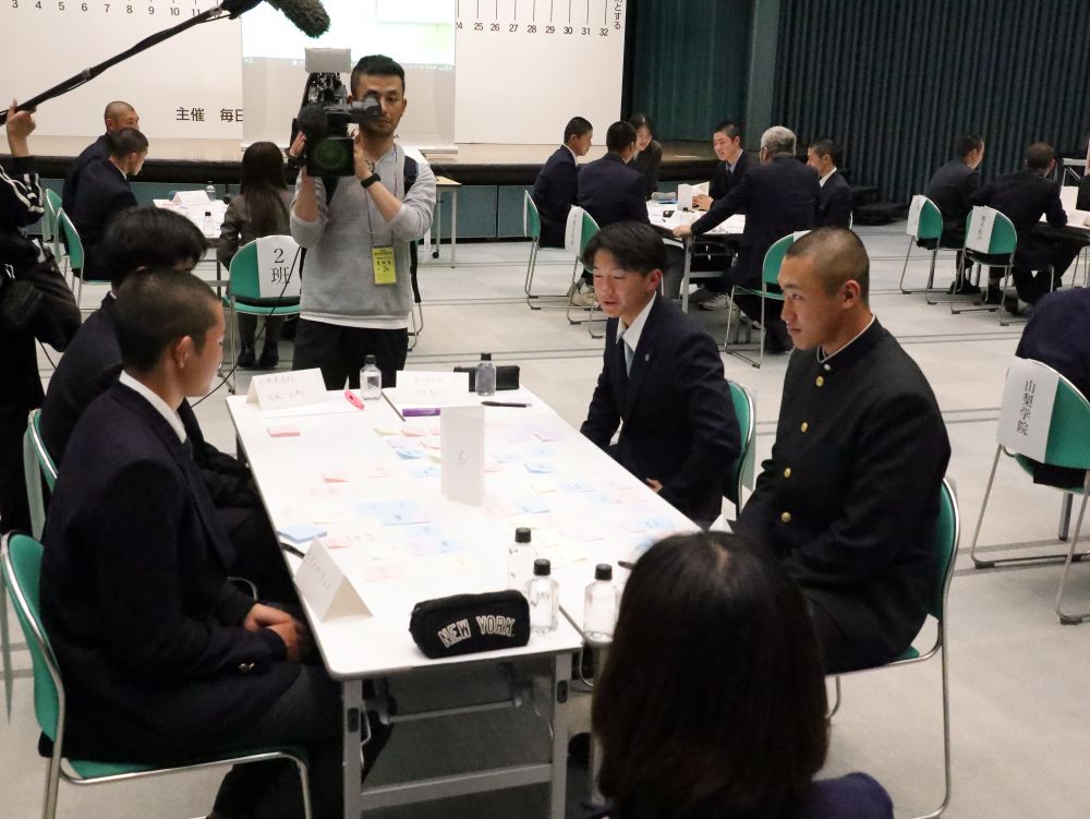 残った発表係は自分の班で出た意見を説明 【大阪体育大学】