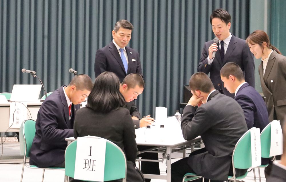 土屋教授と大村アナが各班を回る 【大阪体育大学】