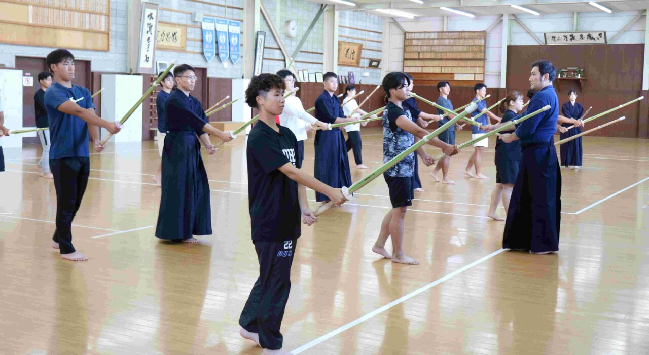 剣道の授業で竹刀を振る台湾の大学院生 【大阪体育大学】