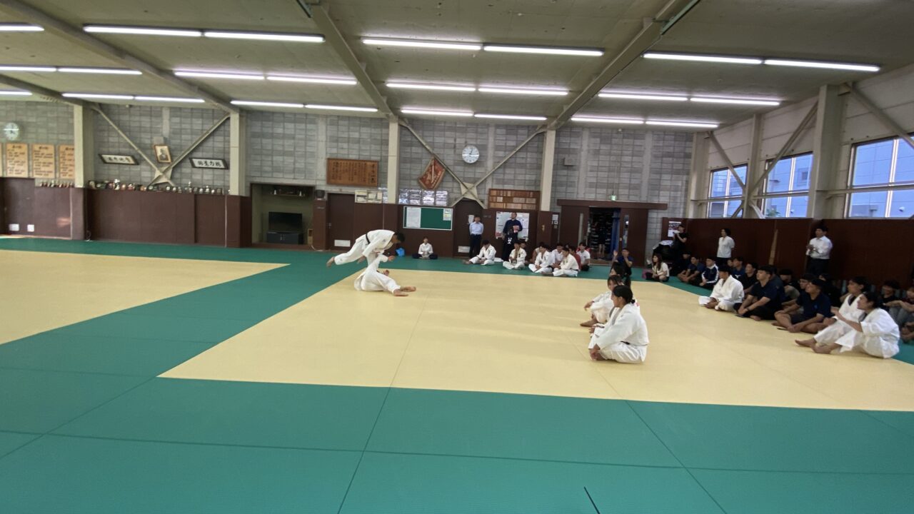 柔道の授業では、柔道部主将による模擬授業などが行われた 【大阪体育大学】