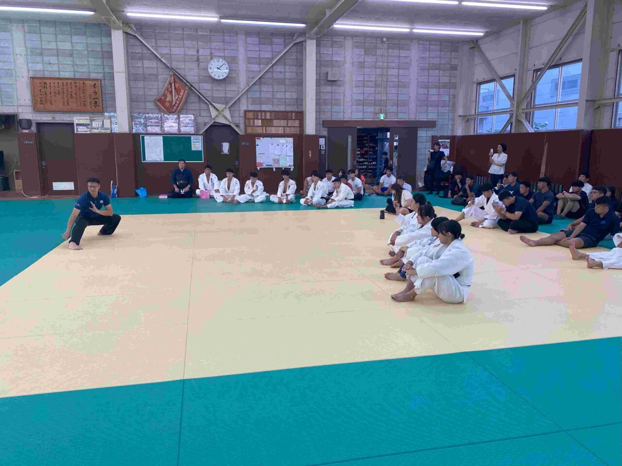 柔道、剣道のクラス合同で、日本の武道と中国拳法のデモンストレーションが行われ、張教授が中国拳法を披露した 【大阪体育大学】