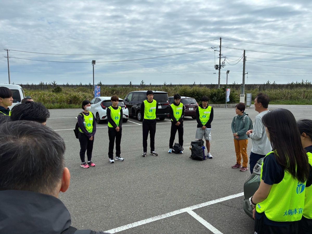第1日。仙台空港到着後、震災遺構の請戸小学校へ。冨山浩三社会貢献センター長(右)から活動に際しての心構えなどの説明を受けた 【大阪体育大学】