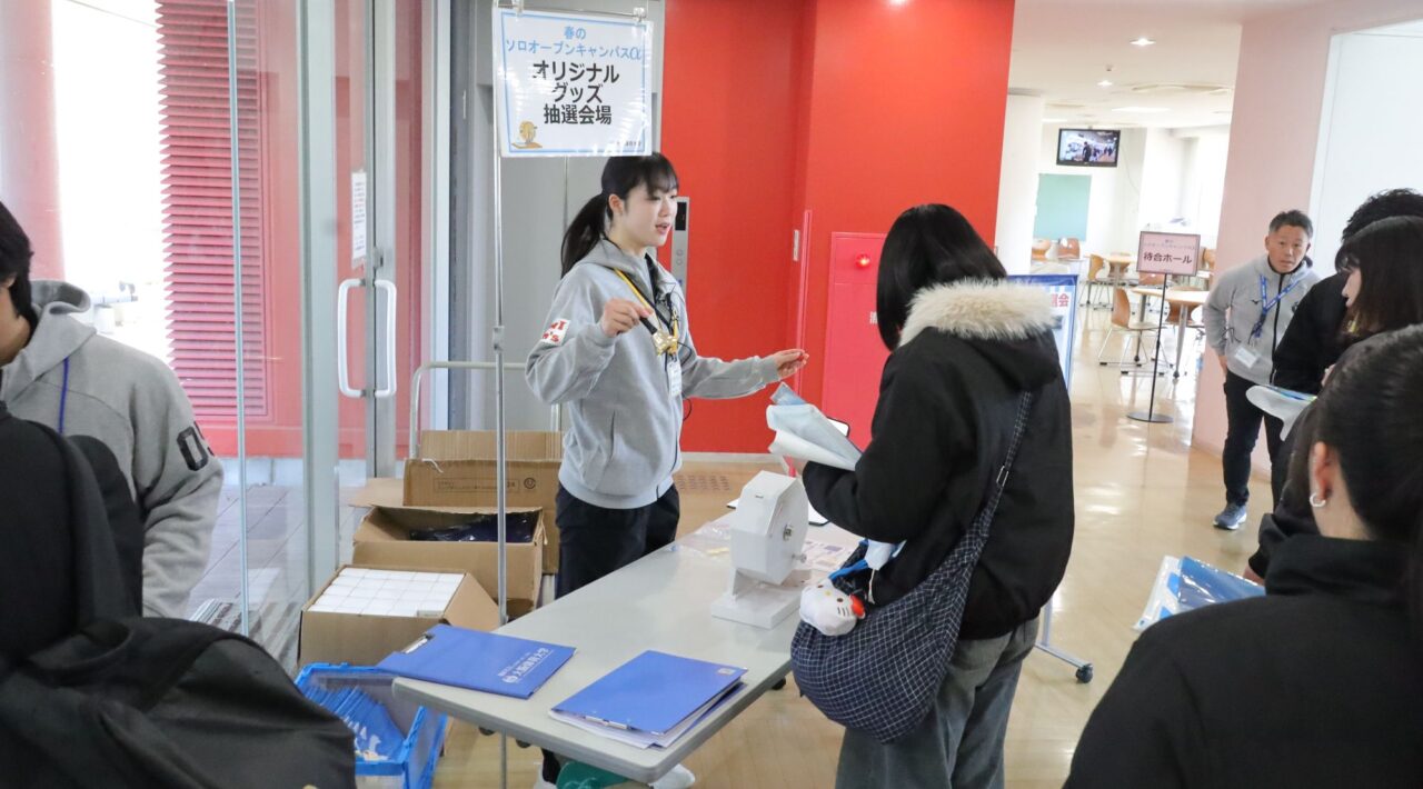 抽選会のガラガラ。赤玉はシャイ化―ボトル、青玉はスクイズボトルをプレゼント