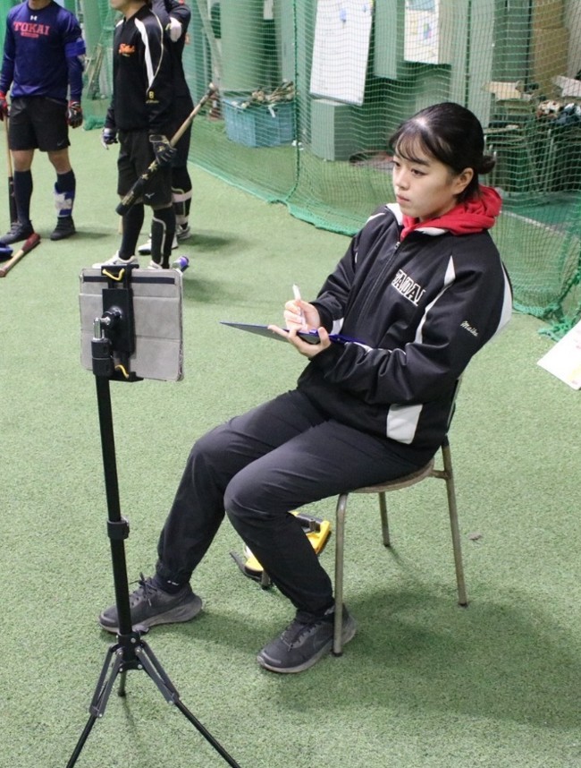 屋内練習場でチームメイトの打球速度を測る吉田さん
【大阪体育大学】