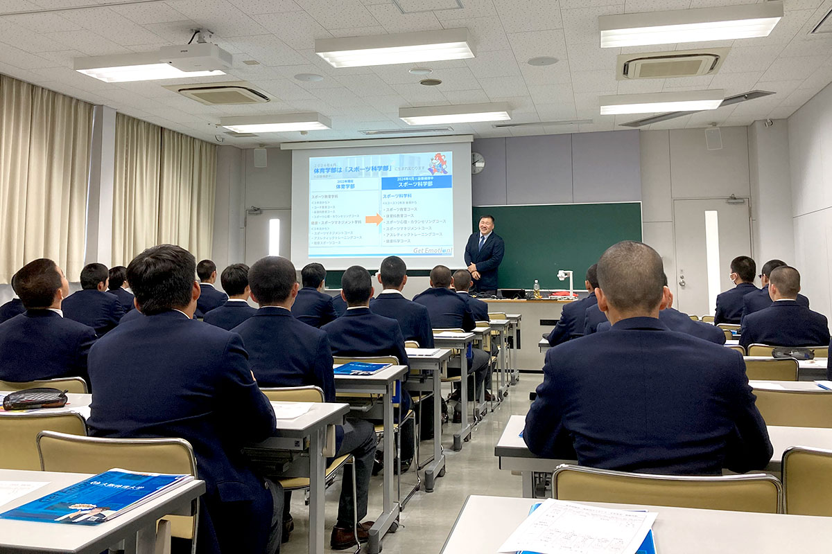 入試部のスタッフから本学の特徴などの説明を真剣に聞く生徒の画像